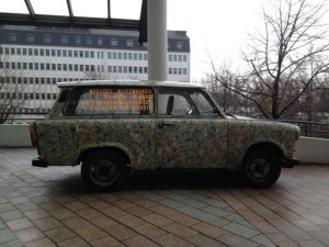 Una caratteristica Trabant, la vettura simbolo della ex DDR, decorata con francobolli